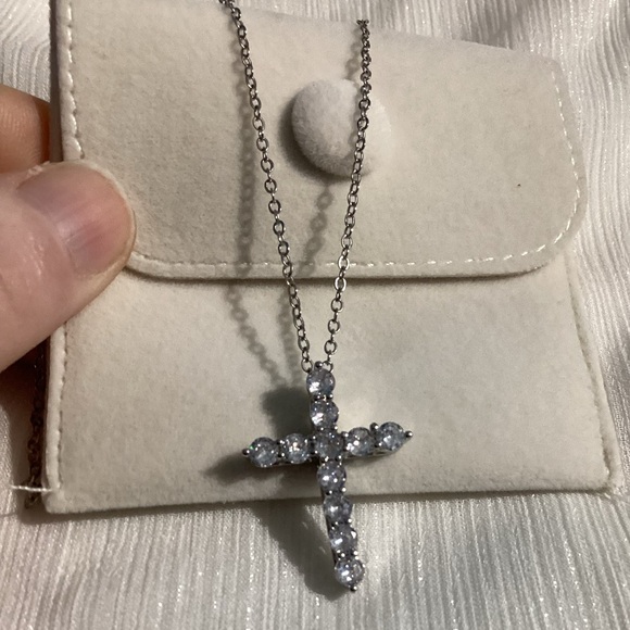 💋Gorgeous Brilliant Cut Zircon Cross Pendant on Silver Chain - Picture 14 of 17